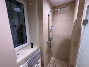 Hair dryer, towels, toilet paper - Ruhiges & Neues Zuhause in München Haidhausen (München)