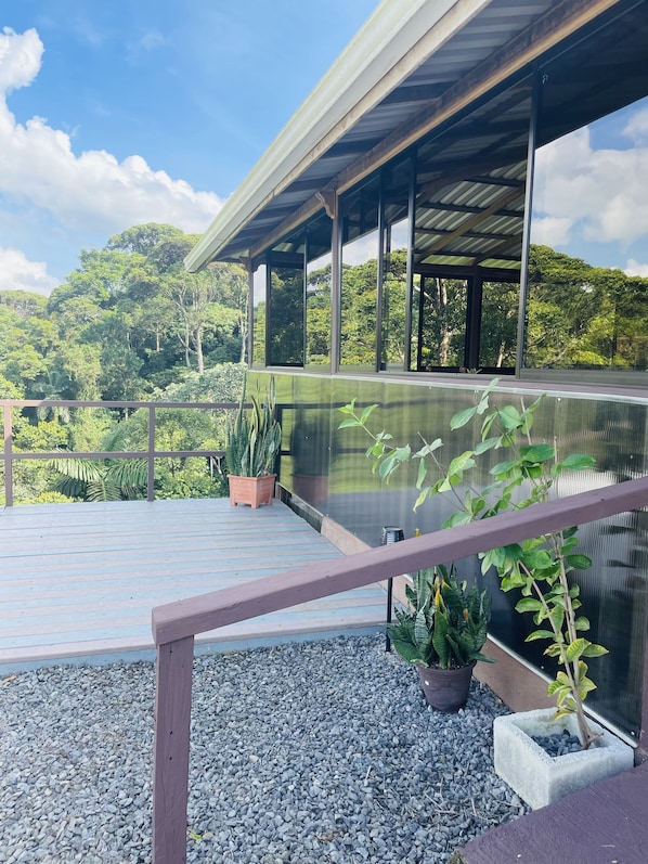 Exterior detail - Cabaña con Vistas Panorámicas Hacia la Montaña. Ubicada Sobre Ruta de las Aves (Heredia)
