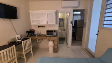 1 habitación, tabla de planchar con plancha, wifi y ropa de cama