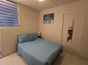 1 dormitorio, tabla de planchar con plancha, wifi y ropa de cama