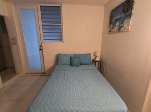 1 dormitorio, tabla de planchar con plancha, wifi y ropa de cama