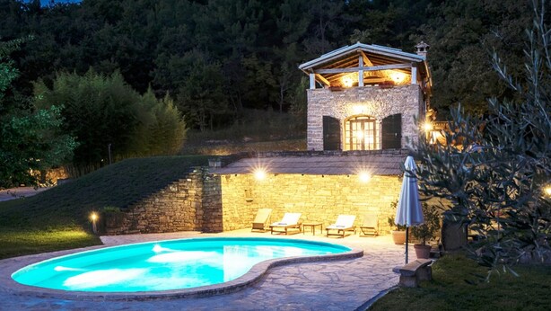 A stone house with a swimming pool, lounge chairs, and a patio area. - Villa Bolara (Istria - Grožnjan) (Grožnjan)