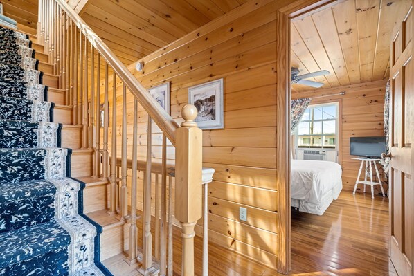 5 habitaciones, tabla de planchar con plancha y ropa de cama