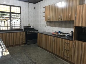 冷蔵庫、電子レンジ、オーブン、コンロ