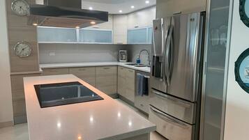 Coffee/tea maker, fridge, microwave, oven