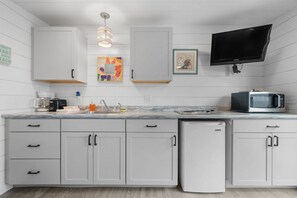 Réfrigérateur, micro-ondes, cafetière/bouilloire, grille-pain