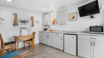 Réfrigérateur, micro-ondes, cafetiÚre/bouilloire, grille-pain