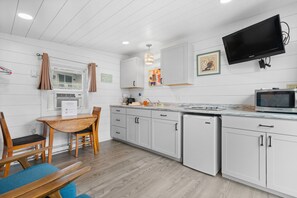 Køleskab, mikrobølgeovn, kaffe-/temaskine, brødrister