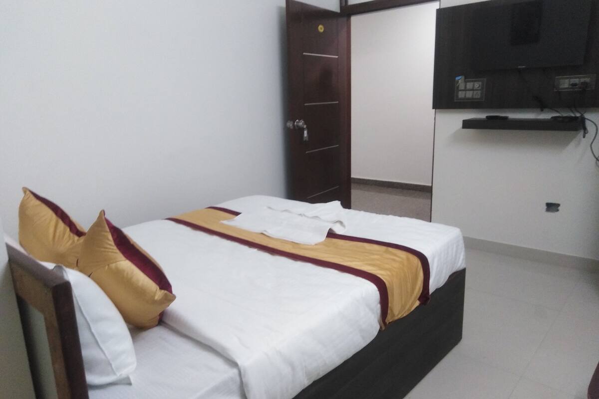 1 bedroom, blackout drapes, soundproofing, WiFi (free)