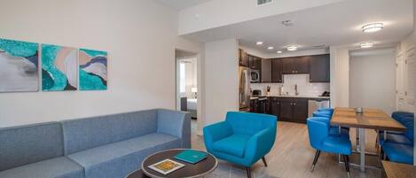 TV, videogiochi, tavolo da calcetto