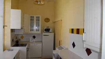 Réfrigérateur, micro-ondes, four, cafetiÚre/bouilloire