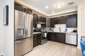 Refrigerador, microondas, horno, placa de cocina