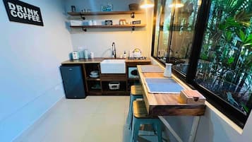 Køleskab, mikrobølgeovn, kogeplade, kaffe-/temaskine