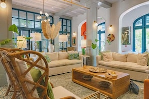 المنشأة من الداخل