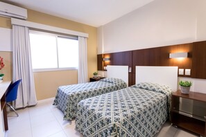 Deluxe kamer, 2 eenpersoonsbedden | Een minibar, een bureau, een laptopwerkplek, gratis wifi