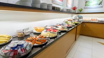 Café da manhã com buffet grátis todos os dias