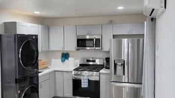 KĂŒhlschrank, Ofen, Herdplatte, Kochgeschirr/Geschirr/Besteck