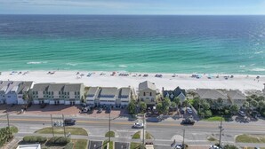 Un hôtel situé en bord de mer, avec une route devant, un accès direct à la plage et une vue sur l’océan.