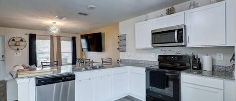 冷蔵庫、電子レンジ、オーブン、コンロ