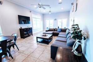 Smart TV - Boardwalk Beach Hangout In the Heart of Gulf Shores!
Lower Unit A (Gulf Shores)