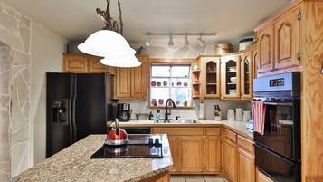 Jääkaappi, mikroaaltouuni, uuni, liesi