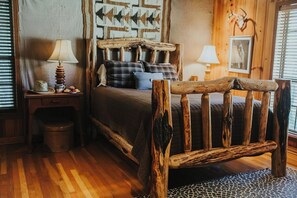 4 bedrooms, iron/ironing board, WiFi, bed sheets - Historic Sayles Ranch- Huge Deck + Pool! (Abilene)