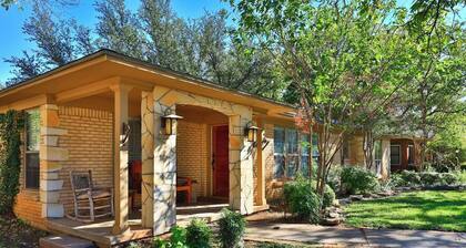 Historic Sayles Ranch- Pool and Amazing Decor!