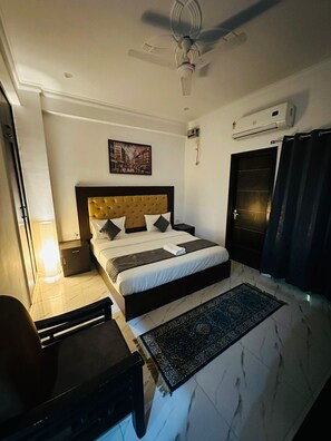 Business Double Room | Egyptian cotton sheets, premium bedding, down comforters - Vikrant Residency 177 (Gurugram)