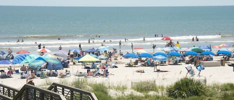 Beach nearby, sun loungers, beach towels