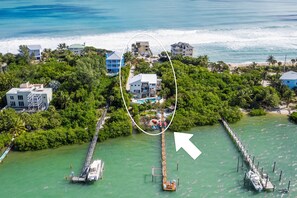 På stranden, solsenger og strandhåndklær