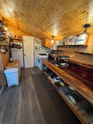 Private kitchen - Dream Catcher Cabin on the bluff (Clam Gulch)