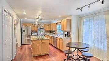 Microondas, horno, parrilla de estufa y lavavajillas