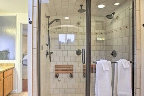 Dusche, Haartrockner, Handtücher, Seife