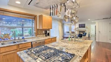 Microondas, horno, parrilla de estufa y lavavajillas