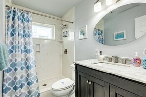 Shower, hair dryer, towels, shampoo - Pedestrian Beach Front 3- bedroom house in Surfside Beach (Surfside Beach)