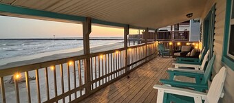 Pedestrian Beach Front 3- bedroom house in Surfside Beach