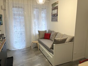 Leilighet – executive, 1 soverom, ikke-røyk, kjøkken | Oppholdsområde | En 40-tommers smart-TV med digitale kanaler