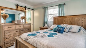A bedroom with a wooden bed, a dresser, a mirror, and a ceiling fan. - 7 Mi to Depot District: Pet-Friendly w/ Fire Pit (Richmond)