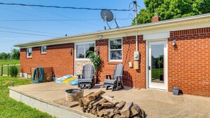 A single-story brick house with a covered patio, outdoor seating, and a fire pit. - 7 Mi to Depot District: Pet-Friendly w/ Fire Pit (Richmond)