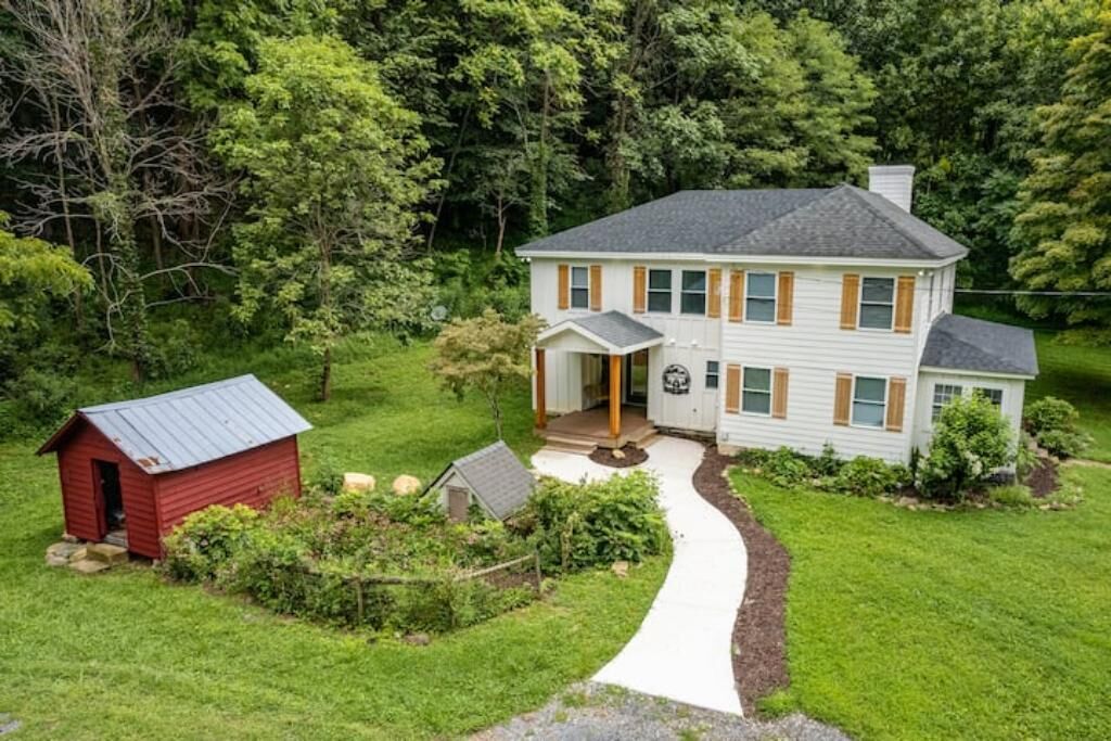 Farmette On River by Wintergreen, Blue Ridge Pkwy, Wine Trail HotTub & Firepit!