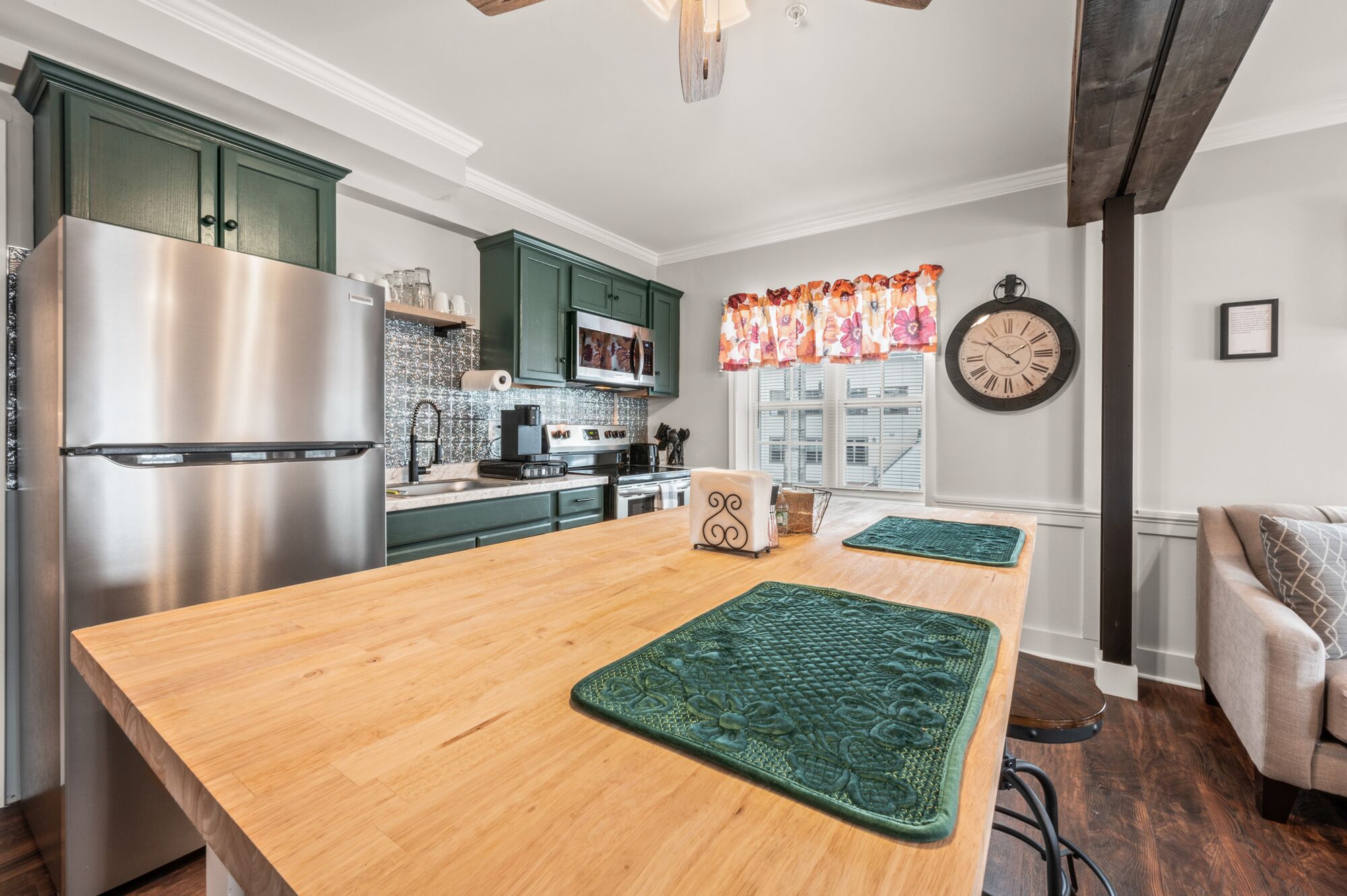 Kühlschrank, Mikrowelle, Ofen, Geschirrspüler