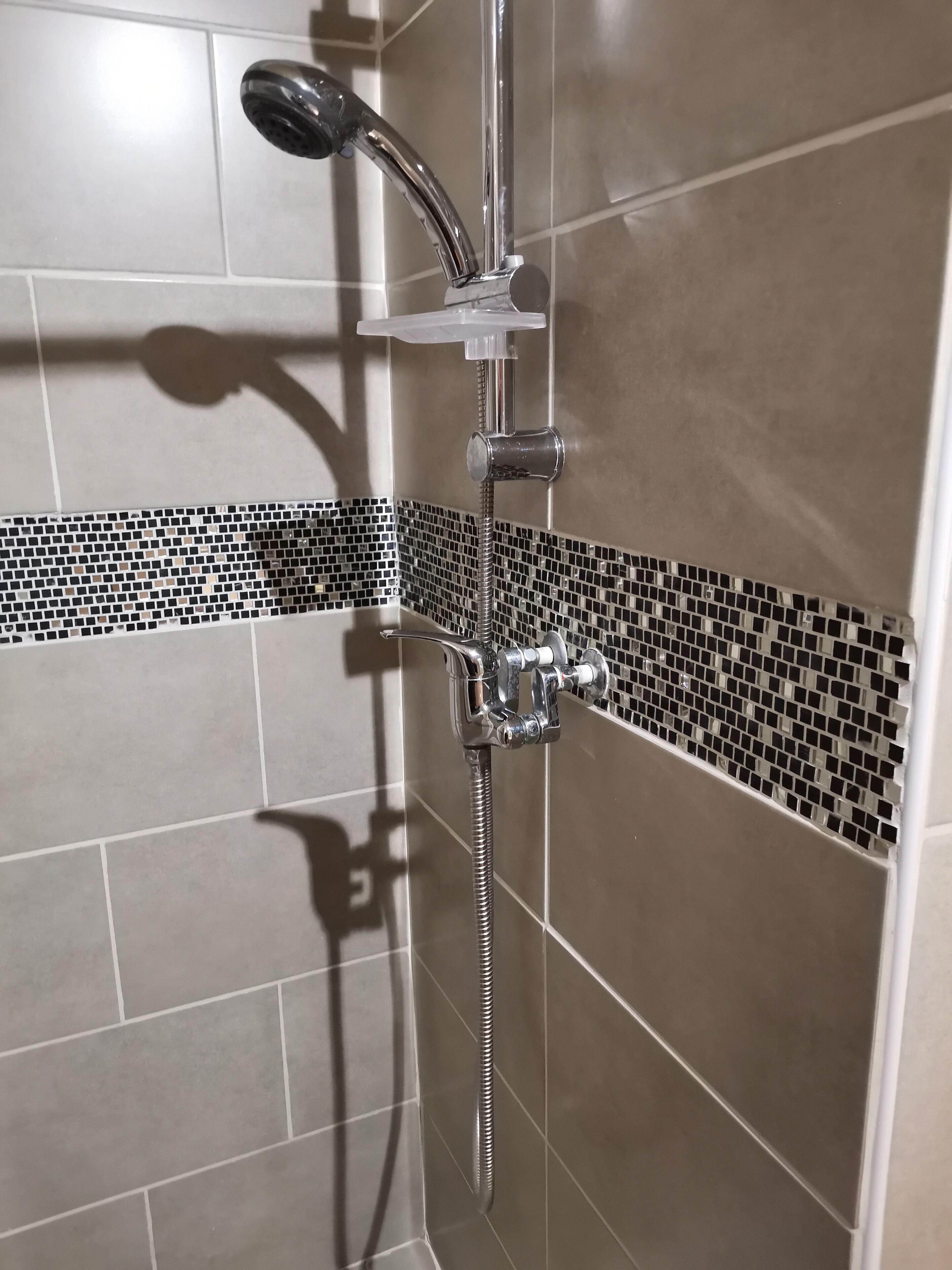 Serviettes fournies, papier toilette