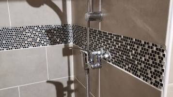 Serviettes fournies, papier toilette