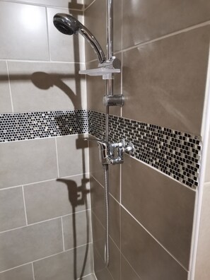 Towels, toilet paper - Studio Cours Emile Zola Métro République Villeurbanne (Villeurbanne)