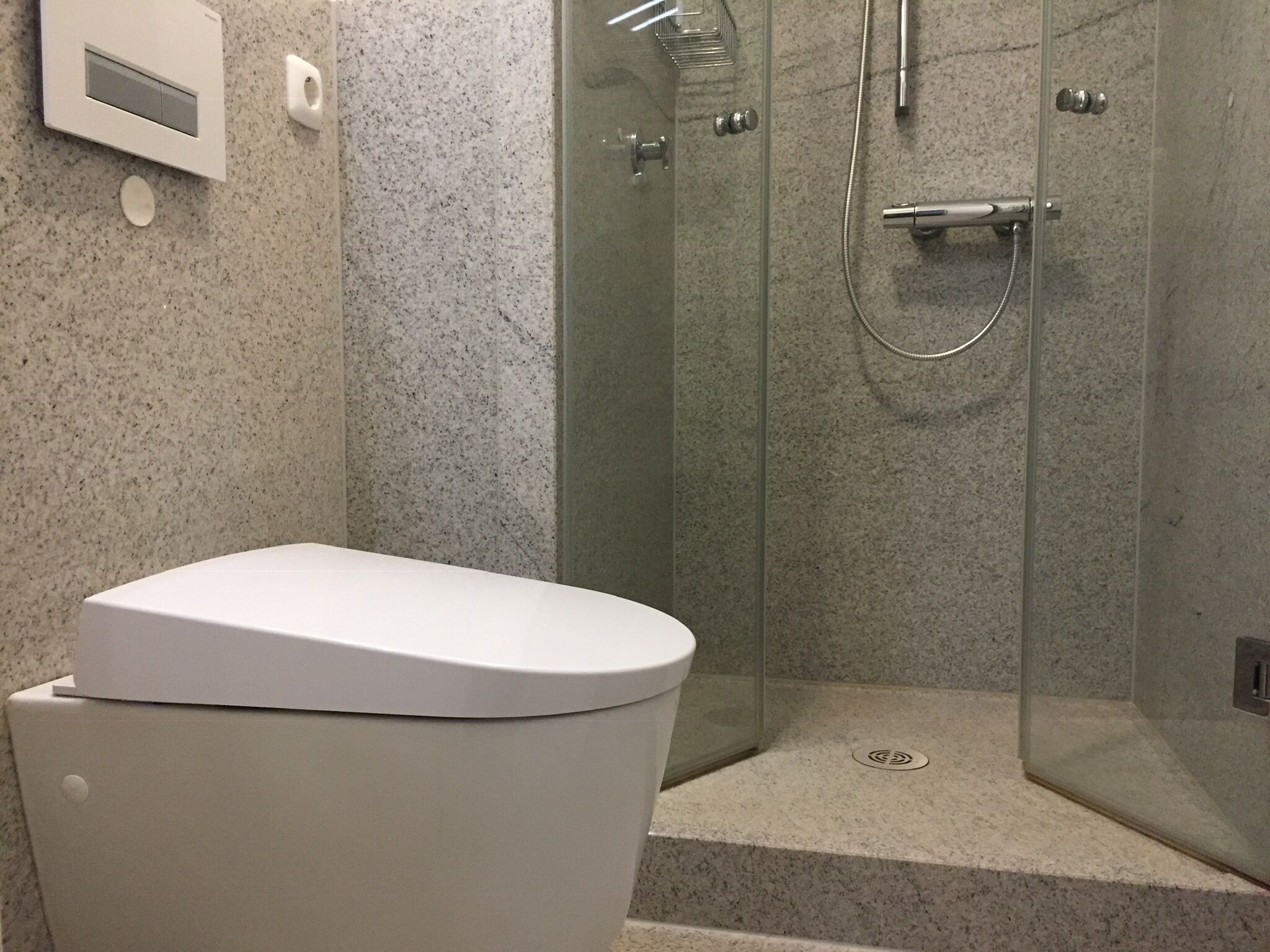 Dusche, Haartrockner, Seife, Toilettenpapier