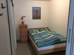 2 makuuhuonetta, vauvan matkasänky