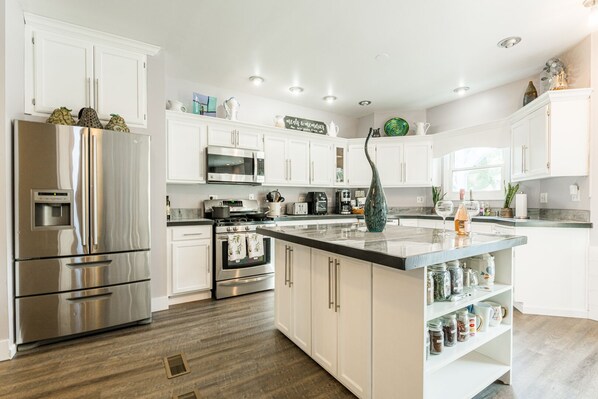 Kühlschrank, Mikrowelle, Ofen, Herdplatte