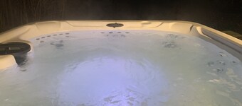 Secluded glamping, AC, full bath, 7 minutes to beaches, Jacuzzi, pet-friendly