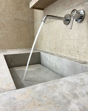 Hårføner, håndklær, såpe og toalettpapir