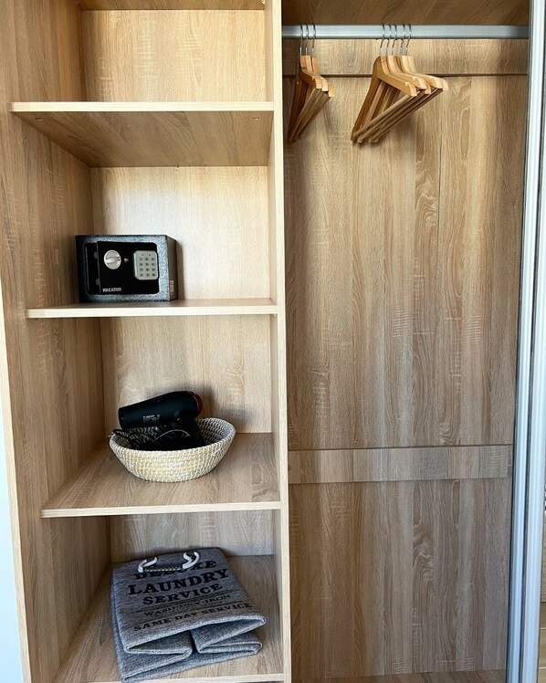 Interior - Calm Joy & J  -  Bee (Ermoupoli)